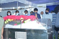 Chiranjeevi Pays Last Respcets to Sirivennela Sitaramasastri